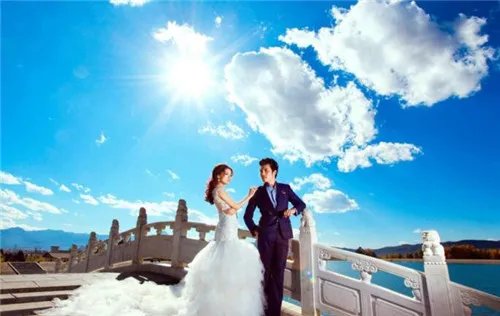 丽江婚纱摄影费用多少钱 怎么拍婚纱照好看又上镜