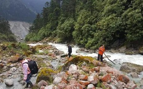 杭州西溪路人行道塌陷疑似2人失联,路面那么牢固为何会出现坍塌情况?