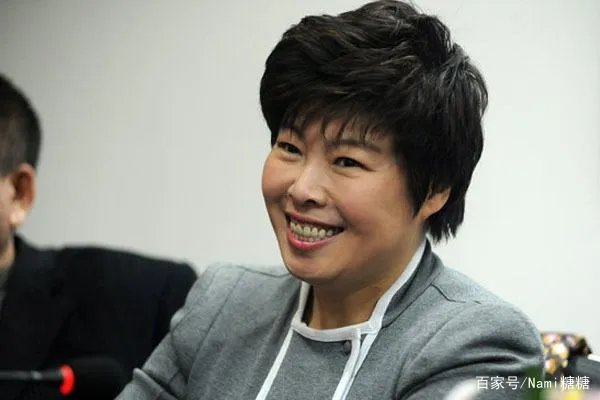 当年被北大学生轰下台的于丹:在跌落神坛的日子里,丈夫怎样做了?
