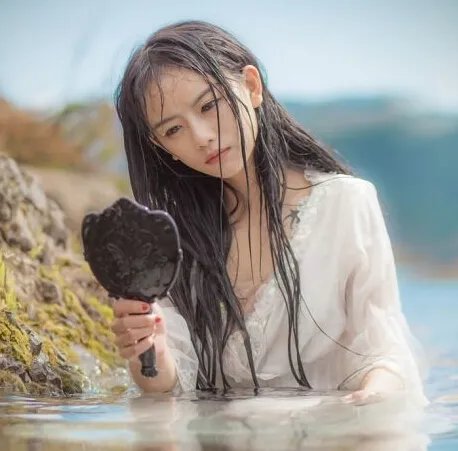南笙姑娘照片惨遭扒皮 真实素颜和整容前的照片都被扒出
