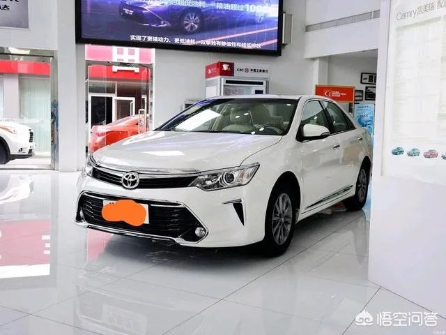 7代凯美瑞2.0豪华版的车型落地多少钱?