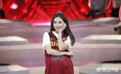 美娜参加艺术体操比赛,为什么场边的观众高喊“湖人总冠军”?