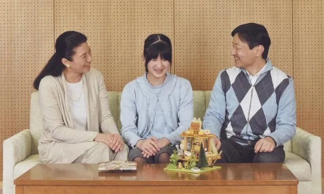如何看待日本明仁天皇退位？
