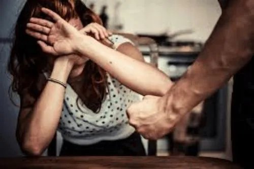 男子因彩礼街头暴打女友，为何大呼“甩都甩不掉”