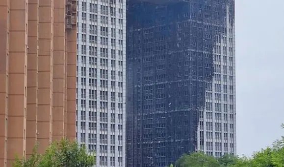 失火的大连地标留下黑色伤疤,导致起火的主要原因是什么?