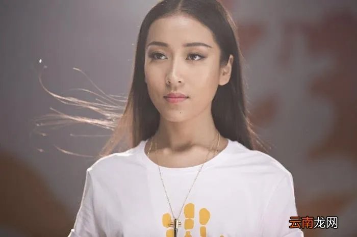 吉克隽逸春晚舞台旁蹲着休息 吉克隽逸春晚