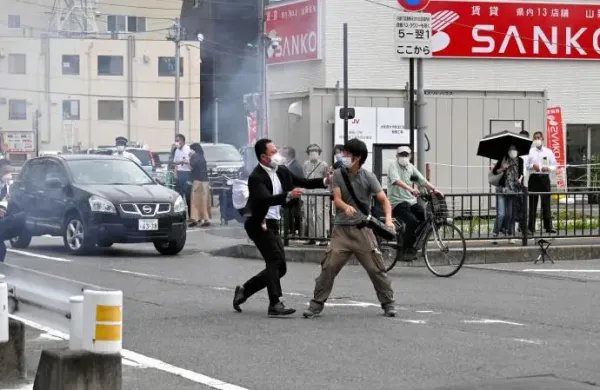 安倍听到枪响曾回头看，为何第一声枪响后，安保人员未能阻止悲剧发生？