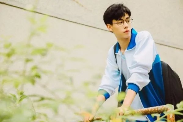 校服收费2300元,家长抱怨负担重,校服贵收费背后的依据是什么?