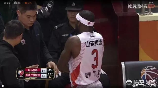 胡金秋反关节硬拉劳森,李春江说属于正常接触。这事你们怎么看?