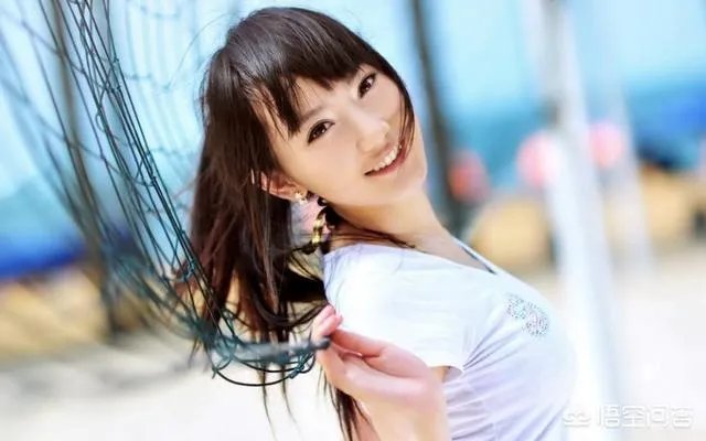 如果你逛街看到闺蜜的老公和一个女的亲密的牵手逛街购物,你会告诉她吗?
