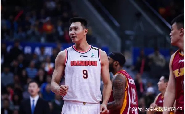 易建联主动降薪百分之50,他不在乎钱吗?