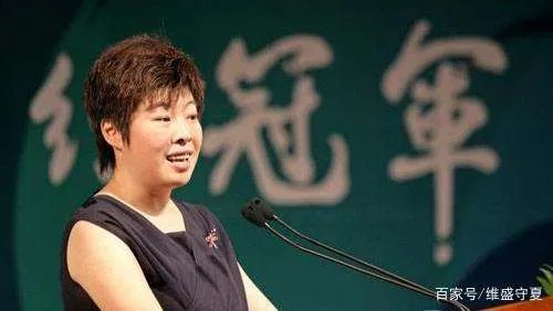 当年被北大学生轰下台的于丹:在跌落神坛的日子里,丈夫怎样做了?