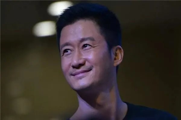 吴京张译二人再次同框，吸油纸“新用法”被发现，谁的使用方法更“奇葩”？