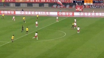 如何看待天津权健队长刘奕鸣在足协杯输球后与罚丢点球的储今朝相拥而笑?