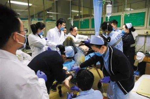 工人被四根钢筋贯穿受伤后情况如何？