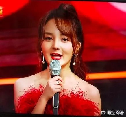 为什么看完《湖南卫视元宵喜乐会》，很多人怀疑主持人靳梦佳整容了？对她该如何评价？