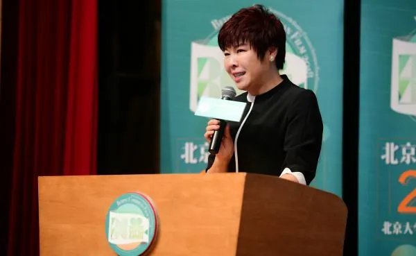 当年被北大学生轰下台的于丹:在跌落神坛的日子里,丈夫怎样做了?