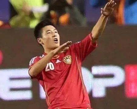 国足招入多名归化前锋,武磊还能竞争首发位置吗?