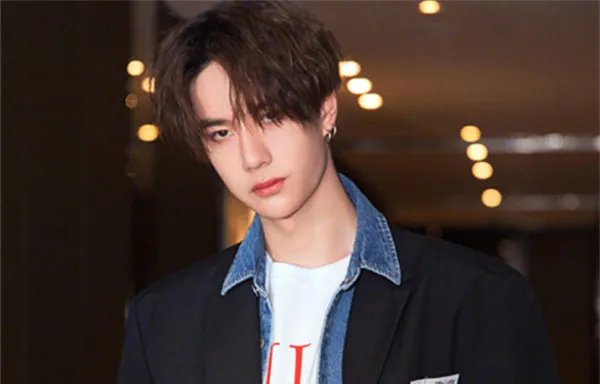 张雨绮帮工作人员追星王一博,你身边的人因为什么而追星王一博?