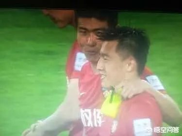 如何看待天津权健队长刘奕鸣在足协杯输球后与罚丢点球的储今朝相拥而笑?