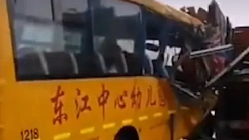 官方通报幼儿园校车与货车相撞,主要责任在谁?