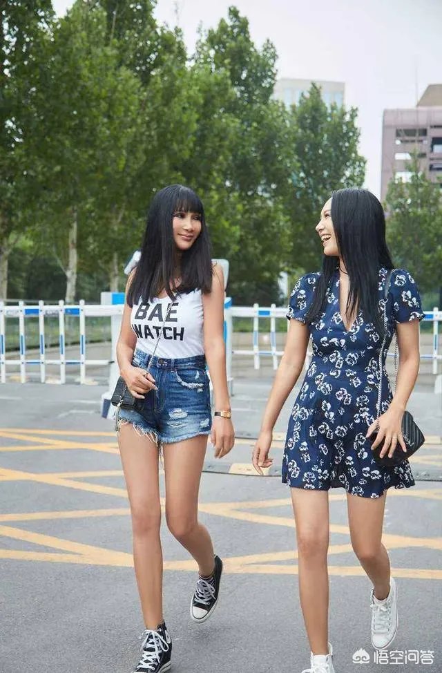 听说60后的张咪依然打扮得很年轻,她有哪些穿搭秘诀?