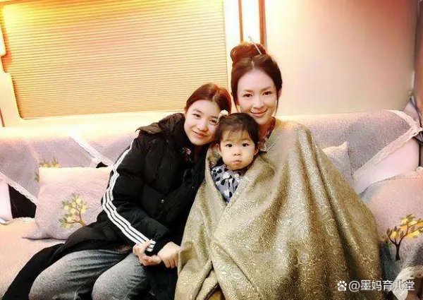 章子怡晒出5岁女儿打针照片,女儿的五官越发好看了,你觉得女儿最像谁呢?