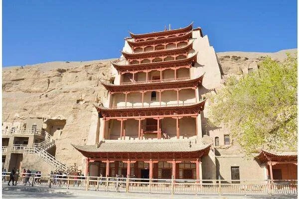 敦煌莫高窟因强沙尘暂停开放，这画面有没有带你回到千年前？