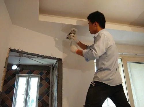刷墙固前墙面要洒水吗