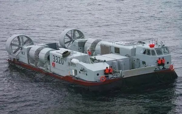 05式两栖步兵战车本身可以海上浮渡,为何还要用726气垫登陆艇运输?
