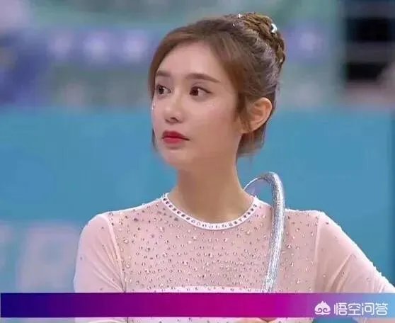 美娜参加艺术体操比赛,为什么场边的观众高喊“湖人总冠军”?