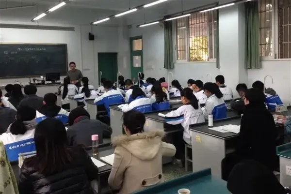 私立学校比公立学校教学质量高吗,为何那么多家长送孩子去上私立学校?