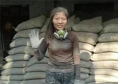 还记得卖惨走红的“水泥西施”吗?真实身份曝光后,过得如何?