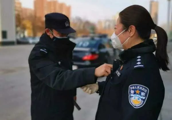 民警陪妻子逛街联手抓贼,嫁给警察人生会改变哪些?