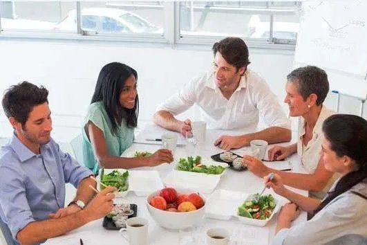 同事经济条件不好,一直蹭吃我零食,怎么拒绝她?