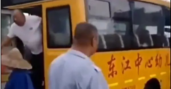 官方通报幼儿园校车与货车相撞,主要责任在谁?