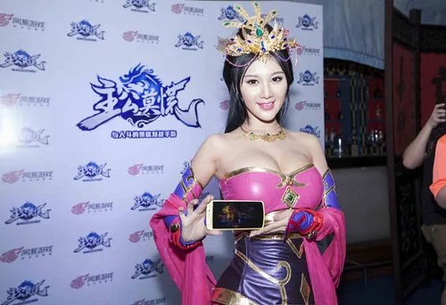 比基尼宝贝樊玲号称“中国乳神”  因胸夹手机一夜爆红