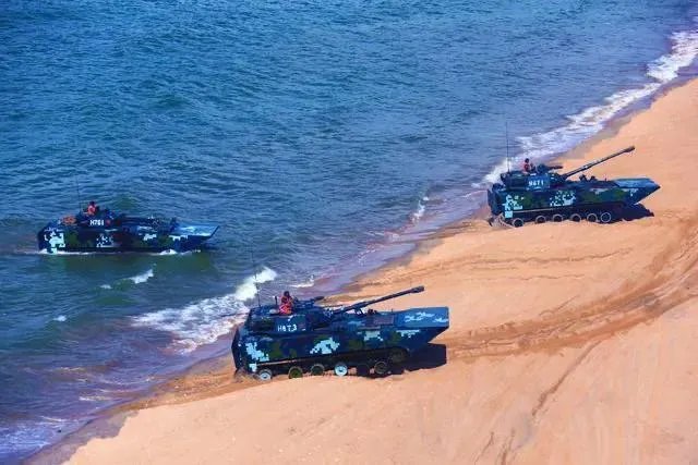 05式两栖步兵战车本身可以海上浮渡,为何还要用726气垫登陆艇运输?
