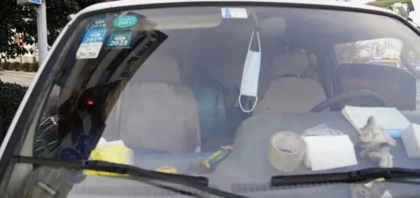 一辆面包车上装60个液化气钢化瓶,上路后被查,有哪些安全隐患?