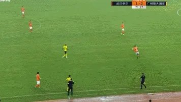 中超第10轮,恒大客场击败武汉,卡纳瓦罗在比赛中突然推了杨立瑜一把,发生了什么?