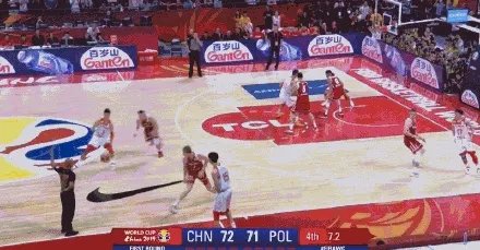 李楠结束采访时回应中国男篮两大问题,并认为发球失误不怪周琦,你们怎么看?