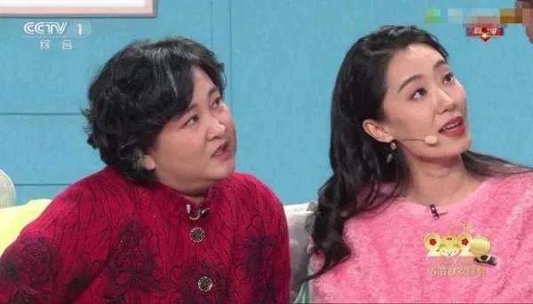 在春晚上跷二郎腿出名的冯巩“女儿”张小斐,为什么她最感谢的人是贾玲?