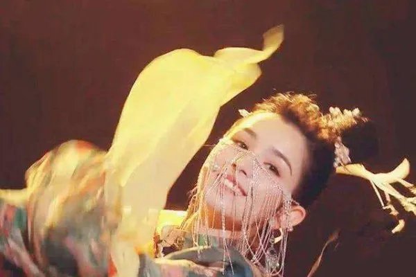 网爆哈妮克孜插足他人婚姻,这事是真的吗?