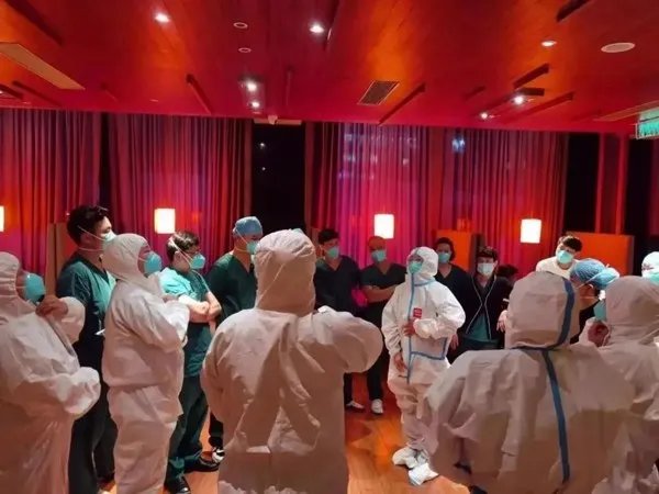 方舱医院里的口述实录：“工作辛苦，保住体力很重要！”