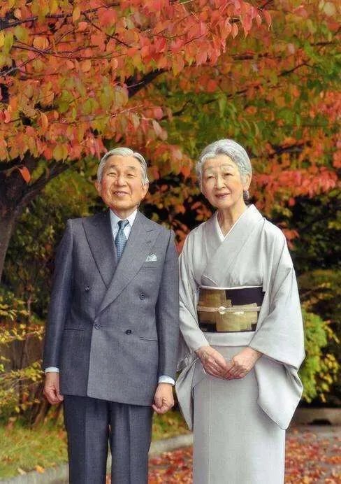 如何看待日本明仁天皇退位？