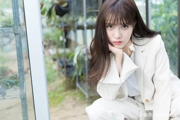 陈伟霆紧盯宋妍霏不放,周扬青看后满脸怒意,三个人之间是什么关系?