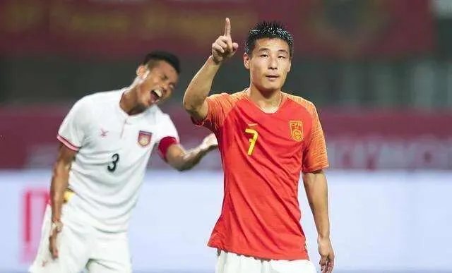 国足招入多名归化前锋,武磊还能竞争首发位置吗?