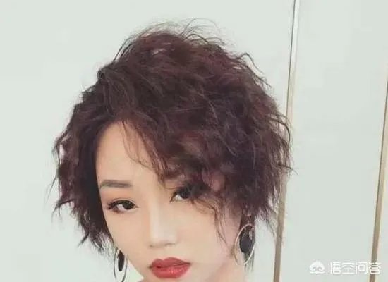 女生波波头烫发发型?