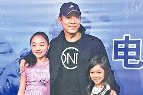 李连杰女儿不像利智,赌王女儿长相酷似利智,观众:太奇怪了,怎么回事?