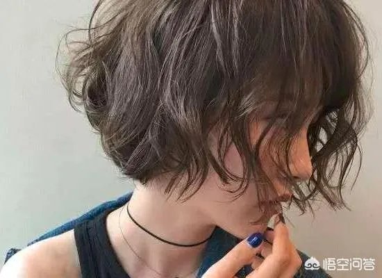 女生波波头烫发发型?